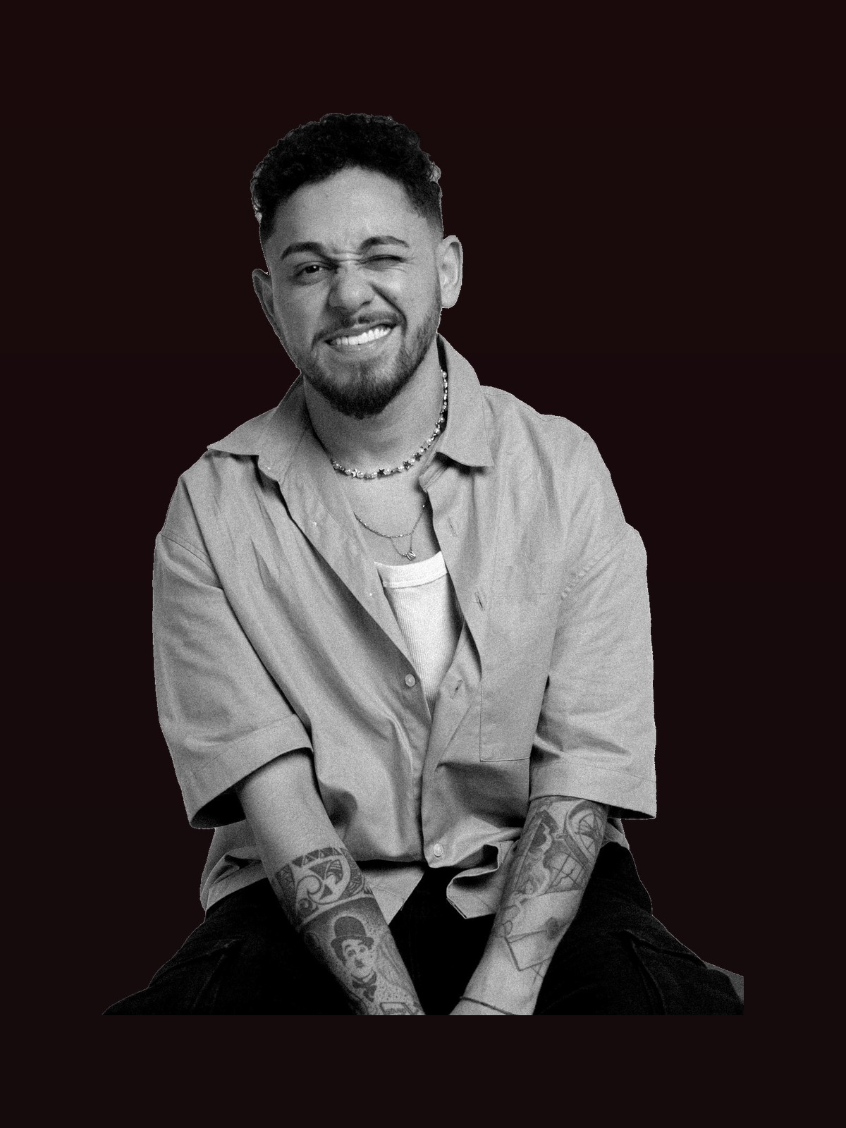 Gio Lisboa sorrindo em retrato preto e branco
